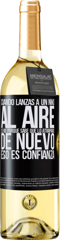 29,95 € Envío gratis | Vino Blanco Edición WHITE Cuando lanzas a un niño al aire, se ríe porque sabe que lo atraparás de nuevo. ESO ES CONFIANZA Etiqueta Negra. Etiqueta personalizable Vino joven Cosecha 2024 Verdejo