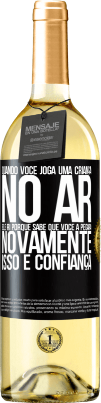 29,95 € Envio grátis | Vinho branco Edição WHITE Quando você joga uma criança no ar, ele ri porque sabe que você a pegará novamente. ISSO É CONFIANÇA Etiqueta Preta. Etiqueta personalizável Vinho jovem Colheita 2025 Verdejo