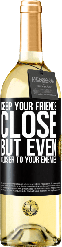 29,95 € Бесплатная доставка | Белое вино Издание WHITE Держите своих друзей близко, но даже ближе к своим врагам Черная метка. Настраиваемая этикетка Молодое вино Урожай 2023 Verdejo