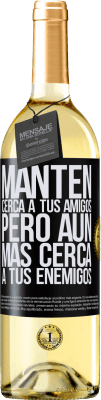 29,95 € Envío gratis | Vino Blanco Edición WHITE Mantén cerca a tus amigos, pero aún más cerca a tus enemigos Etiqueta Negra. Etiqueta personalizable Vino joven Cosecha 2023 Verdejo