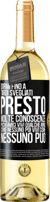 29,95 € Spedizione Gratuita | Vino bianco Edizione WHITE Dormi fino a tardi, svegliati presto. Molte conoscenze, pochi amici. Vivi qualche anno come nessuno, poi vivi come nessuno Etichetta Nera. Etichetta personalizzabile Vino giovane Raccogliere 2023 Verdejo