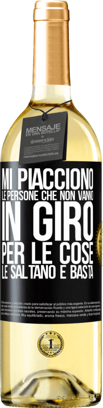 29,95 € Spedizione Gratuita | Vino bianco Edizione WHITE Mi piacciono le persone che non vanno in giro per le cose, le saltano e basta Etichetta Nera. Etichetta personalizzabile Vino giovane Raccogliere 2024 Verdejo