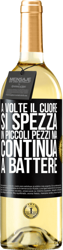 29,95 € Spedizione Gratuita | Vino bianco Edizione WHITE A volte il cuore si spezza in piccoli pezzi, ma continua a battere Etichetta Nera. Etichetta personalizzabile Vino giovane Raccogliere 2024 Verdejo