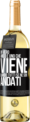 29,95 € Spedizione Gratuita | Vino bianco Edizione WHITE Un vero amico è uno che viene quando tutti se ne sono andati Etichetta Nera. Etichetta personalizzabile Vino giovane Raccogliere 2024 Verdejo