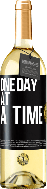 29,95 € Бесплатная доставка | Белое вино Издание WHITE Один день за раз Черная метка. Настраиваемая этикетка Молодое вино Урожай 2023 Verdejo