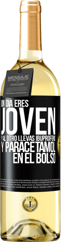 29,95 € Envío gratis | Vino Blanco Edición WHITE Un día eres joven y al otro llevas ibuprofeno y paracetamol en el bolso Etiqueta Negra. Etiqueta personalizable Vino joven Cosecha 2024 Verdejo