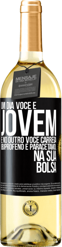 29,95 € Envio grátis | Vinho branco Edição WHITE Um dia você é jovem e no outro você carrega ibuprofeno e paracetamol na sua bolsa Etiqueta Preta. Etiqueta personalizável Vinho jovem Colheita 2024 Verdejo