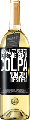 29,95 € Spedizione Gratuita | Vino bianco Edizione WHITE Siamo all'età perfetta, per stare con la colpa, non con il desiderio Etichetta Nera. Etichetta personalizzabile Vino giovane Raccogliere 2023 Verdejo