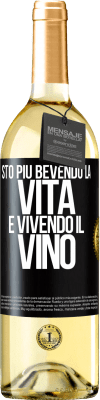 29,95 € Spedizione Gratuita | Vino bianco Edizione WHITE Sto più bevendo la vita e vivendo il vino Etichetta Nera. Etichetta personalizzabile Vino giovane Raccogliere 2024 Verdejo