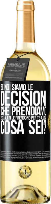 29,95 € Spedizione Gratuita | Vino bianco Edizione WHITE Se noi siamo le decisioni che prendiamo e gli altri le prendono per te, allora cosa sei? Etichetta Nera. Etichetta personalizzabile Vino giovane Raccogliere 2024 Verdejo