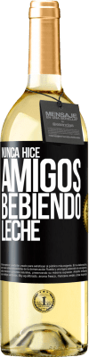 29,95 € Envío gratis | Vino Blanco Edición WHITE Nunca hice amigos bebiendo leche Etiqueta Negra. Etiqueta personalizable Vino joven Cosecha 2024 Verdejo