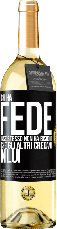 29,95 € Spedizione Gratuita | Vino bianco Edizione WHITE Chi ha fede in se stesso non ha bisogno che gli altri credano in lui Etichetta Nera. Etichetta personalizzabile Vino giovane Raccogliere 2024 Verdejo