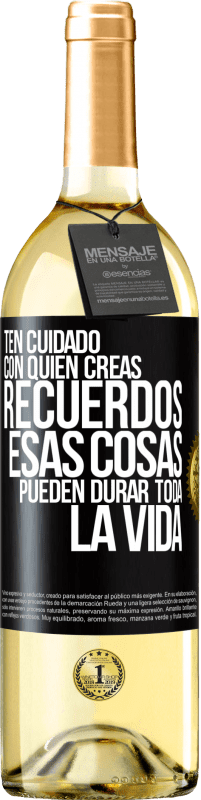 29,95 € Envío gratis | Vino Blanco Edición WHITE Ten cuidado con quién creas recuerdos. Esas cosas pueden durar toda la vida Etiqueta Negra. Etiqueta personalizable Vino joven Cosecha 2023 Verdejo