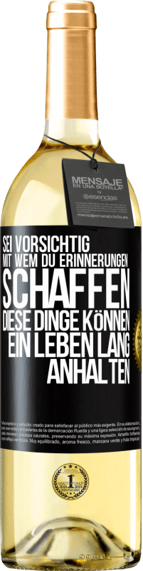 29,95 € Kostenloser Versand | Weißwein WHITE Ausgabe Sei vorsichtig, mit wem du Erinnerungen schaffen. Diese Dinge können ein Leben lang anhalten Schwarzes Etikett. Anpassbares Etikett Junger Wein Ernte 2024 Verdejo