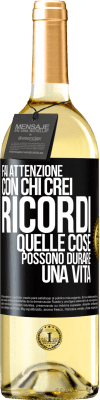 29,95 € Spedizione Gratuita | Vino bianco Edizione WHITE Fai attenzione con chi crei ricordi. Quelle cose possono durare una vita Etichetta Nera. Etichetta personalizzabile Vino giovane Raccogliere 2023 Verdejo