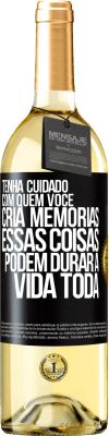 29,95 € Envio grátis | Vinho branco Edição WHITE Tenha cuidado com quem você cria memórias. Essas coisas podem durar a vida toda Etiqueta Preta. Etiqueta personalizável Vinho jovem Colheita 2023 Verdejo