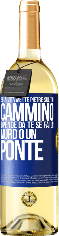 29,95 € Spedizione Gratuita | Vino bianco Edizione WHITE Se la vita mette pietre sul tuo cammino, dipende da te se fai un muro o un ponte Etichetta Blu. Etichetta personalizzabile Vino giovane Raccogliere 2024 Verdejo