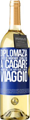 29,95 € Spedizione Gratuita | Vino bianco Edizione WHITE Diplomazia. L'arte di mandare qualcuno a cagare in modo tale che non vede l'ora del viaggio Etichetta Blu. Etichetta personalizzabile Vino giovane Raccogliere 2023 Verdejo