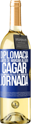 29,95 € Envio grátis | Vinho branco Edição WHITE Diplomacia A arte de mandar alguém cagar de tal maneira que ele está ansioso pela jornada Etiqueta Azul. Etiqueta personalizável Vinho jovem Colheita 2024 Verdejo