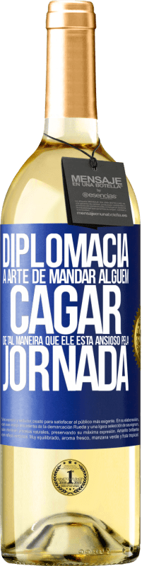 29,95 € Envio grátis | Vinho branco Edição WHITE Diplomacia A arte de mandar alguém cagar de tal maneira que ele está ansioso pela jornada Etiqueta Azul. Etiqueta personalizável Vinho jovem Colheita 2024 Verdejo