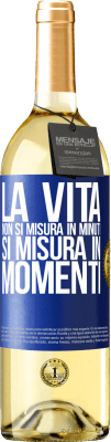 29,95 € Spedizione Gratuita | Vino bianco Edizione WHITE La vita non si misura in minuti, si misura in momenti Etichetta Blu. Etichetta personalizzabile Vino giovane Raccogliere 2024 Verdejo