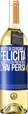 29,95 € Spedizione Gratuita | Vino bianco Edizione WHITE Smetti di cercare la felicità nello stesso posto in cui l'hai persa Etichetta Blu. Etichetta personalizzabile Vino giovane Raccogliere 2024 Verdejo