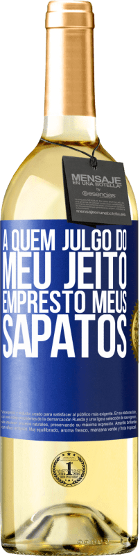 29,95 € Envio grátis | Vinho branco Edição WHITE A quem julgo do meu jeito, empresto meus sapatos Etiqueta Azul. Etiqueta personalizável Vinho jovem Colheita 2024 Verdejo