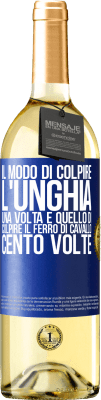 29,95 € Spedizione Gratuita | Vino bianco Edizione WHITE Il modo di colpire l'unghia una volta è quello di colpire il ferro di cavallo cento volte Etichetta Blu. Etichetta personalizzabile Vino giovane Raccogliere 2024 Verdejo