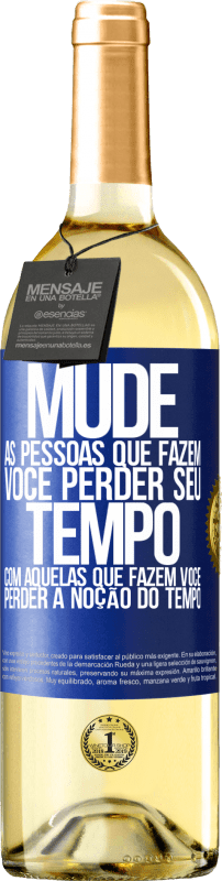 29,95 € Envio grátis | Vinho branco Edição WHITE Mude as pessoas que fazem você perder seu tempo com aquelas que fazem você perder a noção do tempo Etiqueta Azul. Etiqueta personalizável Vinho jovem Colheita 2024 Verdejo