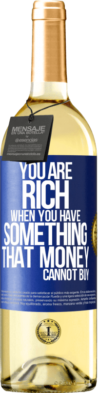 29,95 € Бесплатная доставка | Белое вино Издание WHITE Вы богаты, когда у вас есть то, что нельзя купить за деньги Синяя метка. Настраиваемая этикетка Молодое вино Урожай 2023 Verdejo