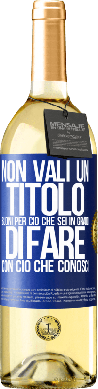 29,95 € Spedizione Gratuita | Vino bianco Edizione WHITE Non vali un titolo. Buoni per ciò che sei in grado di fare con ciò che conosci Etichetta Blu. Etichetta personalizzabile Vino giovane Raccogliere 2024 Verdejo