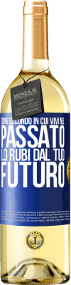 29,95 € Spedizione Gratuita | Vino bianco Edizione WHITE Ogni secondo in cui vivi nel passato, lo rubi dal tuo futuro Etichetta Blu. Etichetta personalizzabile Vino giovane Raccogliere 2023 Verdejo