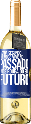 29,95 € Envio grátis | Vinho branco Edição WHITE A cada segundo que você vive no passado, você rouba do seu futuro Etiqueta Azul. Etiqueta personalizável Vinho jovem Colheita 2024 Verdejo