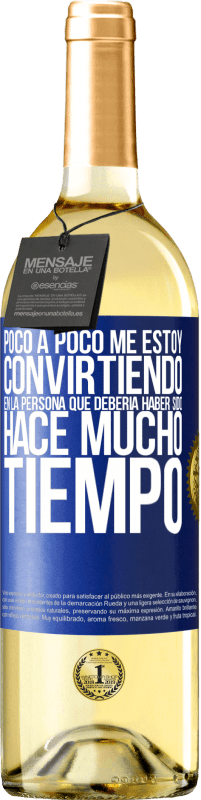 29,95 € Envío gratis | Vino Blanco Edición WHITE Poco a poco me estoy convirtiendo en la persona que debería haber sido hace mucho tiempo Etiqueta Azul. Etiqueta personalizable Vino joven Cosecha 2023 Verdejo