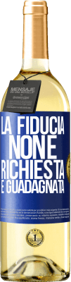 29,95 € Spedizione Gratuita | Vino bianco Edizione WHITE La fiducia non è richiesta, è guadagnata Etichetta Blu. Etichetta personalizzabile Vino giovane Raccogliere 2023 Verdejo