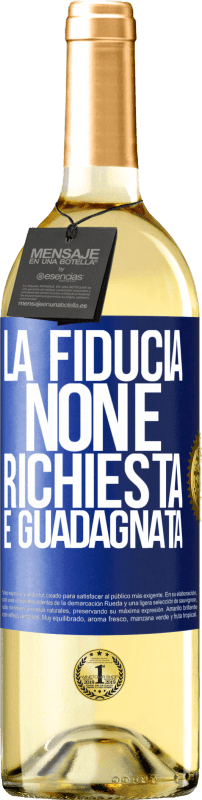 29,95 € Spedizione Gratuita | Vino bianco Edizione WHITE La fiducia non è richiesta, è guadagnata Etichetta Blu. Etichetta personalizzabile Vino giovane Raccogliere 2024 Verdejo