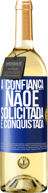 29,95 € Envio grátis | Vinho branco Edição WHITE A confiança não é solicitada, é conquistada Etiqueta Azul. Etiqueta personalizável Vinho jovem Colheita 2024 Verdejo