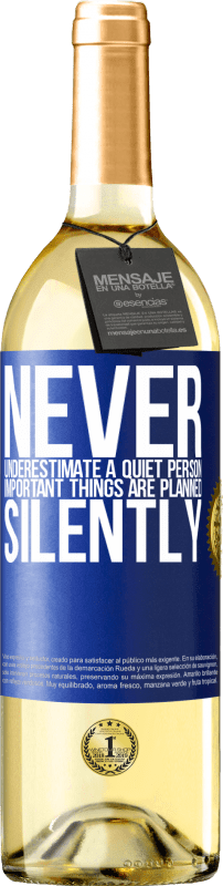 29,95 € Бесплатная доставка | Белое вино Издание WHITE Никогда не стоит недооценивать спокойного человека, важные вещи планируются тихо Синяя метка. Настраиваемая этикетка Молодое вино Урожай 2023 Verdejo