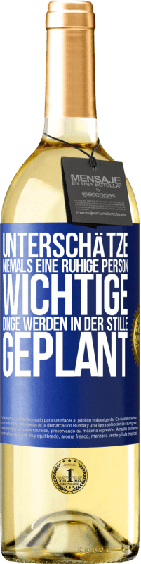 29,95 € Kostenloser Versand | Weißwein WHITE Ausgabe Unterschätze niemals eine ruhige Person, wichtige Dinge werden in der Stille geplant Blaue Markierung. Anpassbares Etikett Junger Wein Ernte 2023 Verdejo