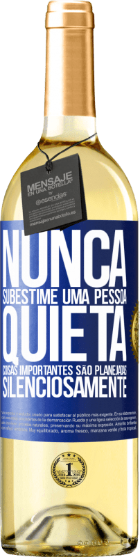 29,95 € Envio grátis | Vinho branco Edição WHITE Nunca subestime uma pessoa quieta, coisas importantes são planejadas silenciosamente Etiqueta Azul. Etiqueta personalizável Vinho jovem Colheita 2024 Verdejo