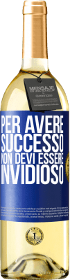 29,95 € Spedizione Gratuita | Vino bianco Edizione WHITE Per avere successo non devi essere invidioso Etichetta Blu. Etichetta personalizzabile Vino giovane Raccogliere 2025 Verdejo