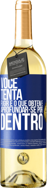 29,95 € Envio grátis | Vinho branco Edição WHITE Você tenta fugir e o que obtém é aprofundar-se por dentro Etiqueta Azul. Etiqueta personalizável Vinho jovem Colheita 2024 Verdejo