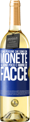 29,95 € Spedizione Gratuita | Vino bianco Edizione WHITE Ci sono persone che sono come monete. Valgono poco e hanno due facce Etichetta Blu. Etichetta personalizzabile Vino giovane Raccogliere 2025 Verdejo