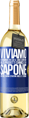 29,95 € Spedizione Gratuita | Vino bianco Edizione WHITE Viviamo in un mondo in cui il cibo contiene molti prodotti chimici e un sapone contiene farina d'avena, miele e vitamine Etichetta Blu. Etichetta personalizzabile Vino giovane Raccogliere 2025 Verdejo