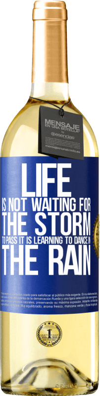 29,95 € 送料無料 | 白ワイン WHITEエディション 人生は嵐が通り過ぎるのを待っていません。雨の中で踊ることを学んでいる 青いタグ. カスタマイズ可能なラベル 若いワイン 収穫 2023 Verdejo