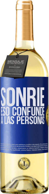 29,95 € Envío gratis | Vino Blanco Edición WHITE Sonríe, eso confunde a las personas Etiqueta Azul. Etiqueta personalizable Vino joven Cosecha 2024 Verdejo