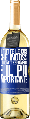 29,95 € Spedizione Gratuita | Vino bianco Edizione WHITE Di tutte le cose che indossi, il tuo atteggiamento è il più importante Etichetta Blu. Etichetta personalizzabile Vino giovane Raccogliere 2023 Verdejo