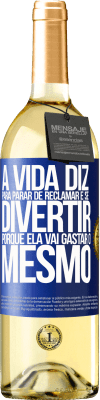 29,95 € Envio grátis | Vinho branco Edição WHITE A vida diz para parar de reclamar e se divertir, porque ela vai gastar o mesmo Etiqueta Azul. Etiqueta personalizável Vinho jovem Colheita 2023 Verdejo