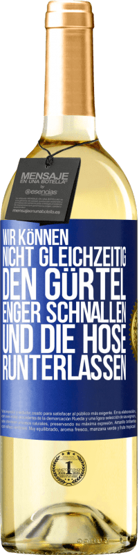 29,95 € Kostenloser Versand | Weißwein WHITE Ausgabe Wir können nicht gleichzeitig den Gürtel enger schnallen und die Hose runterlassen Blaue Markierung. Anpassbares Etikett Junger Wein Ernte 2024 Verdejo