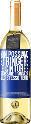 29,95 € Spedizione Gratuita | Vino bianco Edizione WHITE Non possiamo stringere le cinture e abbassare i pantaloni allo stesso tempo Etichetta Blu. Etichetta personalizzabile Vino giovane Raccogliere 2023 Verdejo